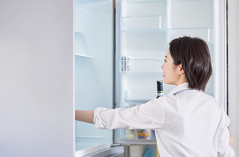 冷蔵庫のドアを開けて製造年⽉⽇を撮影